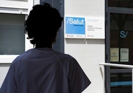 Médicos y políticos responden al plan de catalanización de la sanidad: «Es irresponsable hacer política a costa de la salud de las personas»