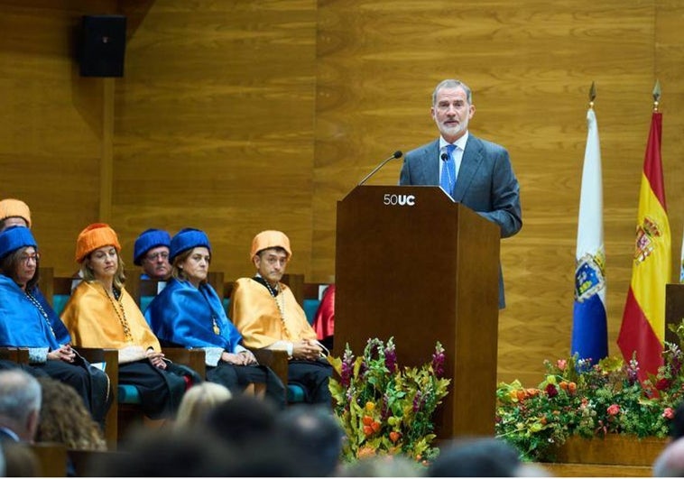 El Rey Felipe VI interviene durante la inauguración del curso académico de las universidades españolas, en el Paraninfo de la Universidad de Cantabria (UC), el pasado 25 de septiembre en Santander, Cantabria