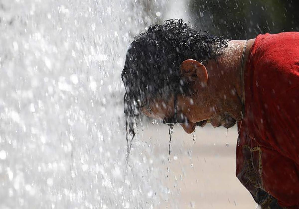 Un hombre se refresca a causa de las altas temperaturas