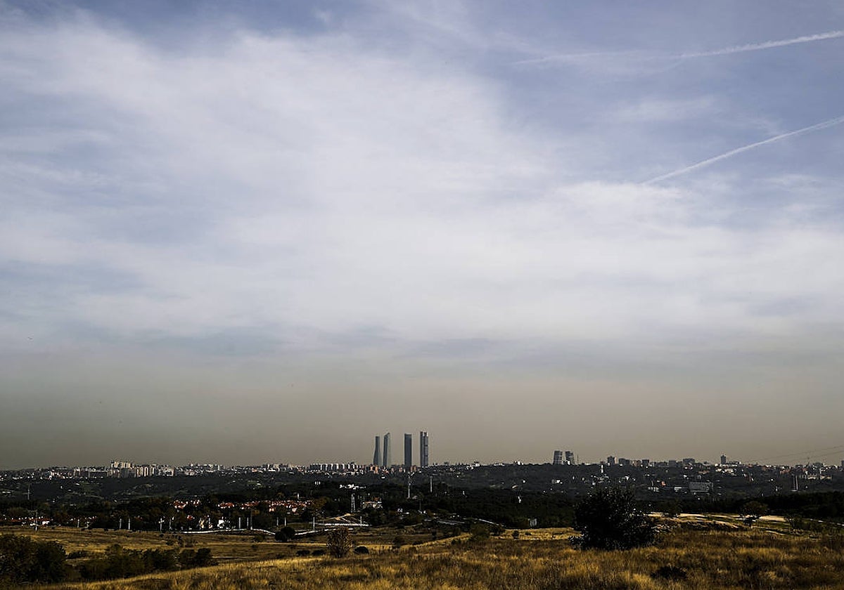Skyline de Madrid desde la carretera de La Coruña donde se aprecia en el cielo la contaminación sobre la capital en una imagen de archivo