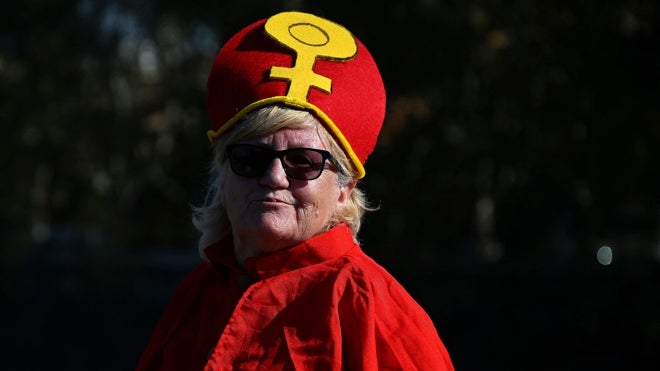 Mujer disfrazada de obispo, en apoyo de la ordenación de mujeres