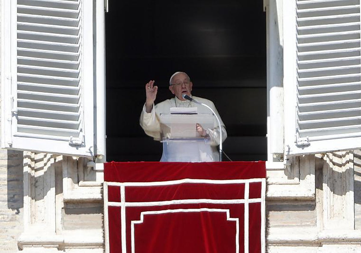 El Papa Francisco durante el Ángelus en la plaza de San Pedro del Vaticano