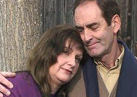 Imagen secundaria 1 - Arriba, la familia al completo (menos los dos hermanos fallecidos). Debajo, María Durán junto a Xavier Bellido, su segundo marido. A la derecha, con uno de sus hijos, en una imagen extraída de uno de los vídeos.