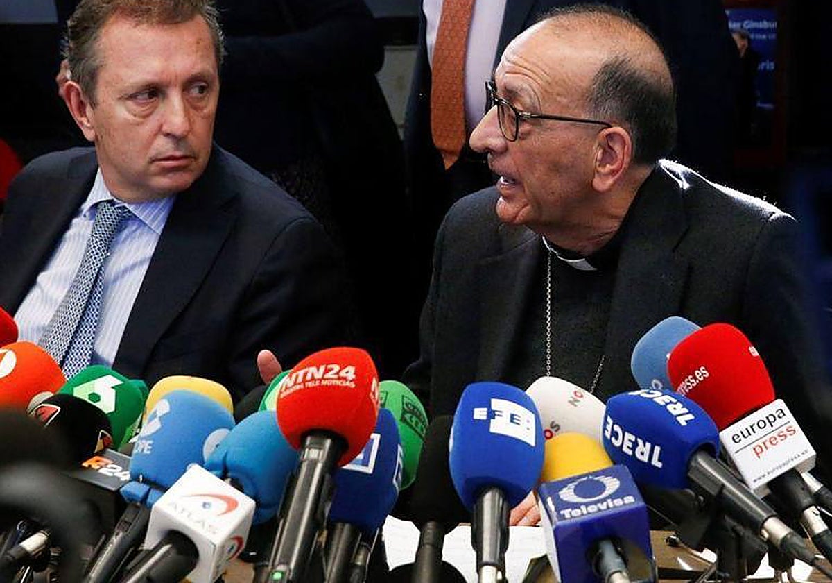El cardenal Juan José Omella y el abogado Javier Cremades en febrero de 2022, durante la rueda de prensa que anunciaba el inicio de la auditoría