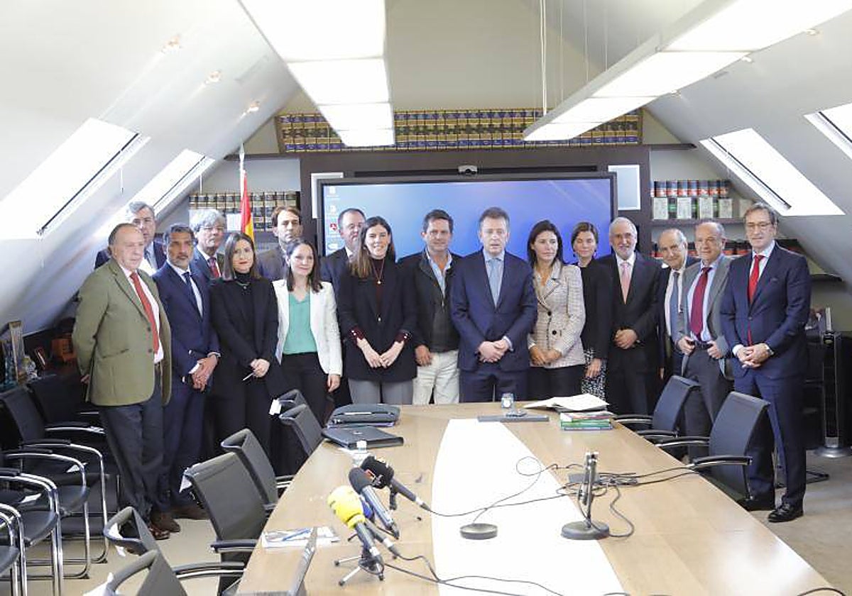 Presentación a la prensa del equipo encargado de la investigación de abusos sexuales en el seno de la Iglesia católica española, a cargo de Javier Cremades