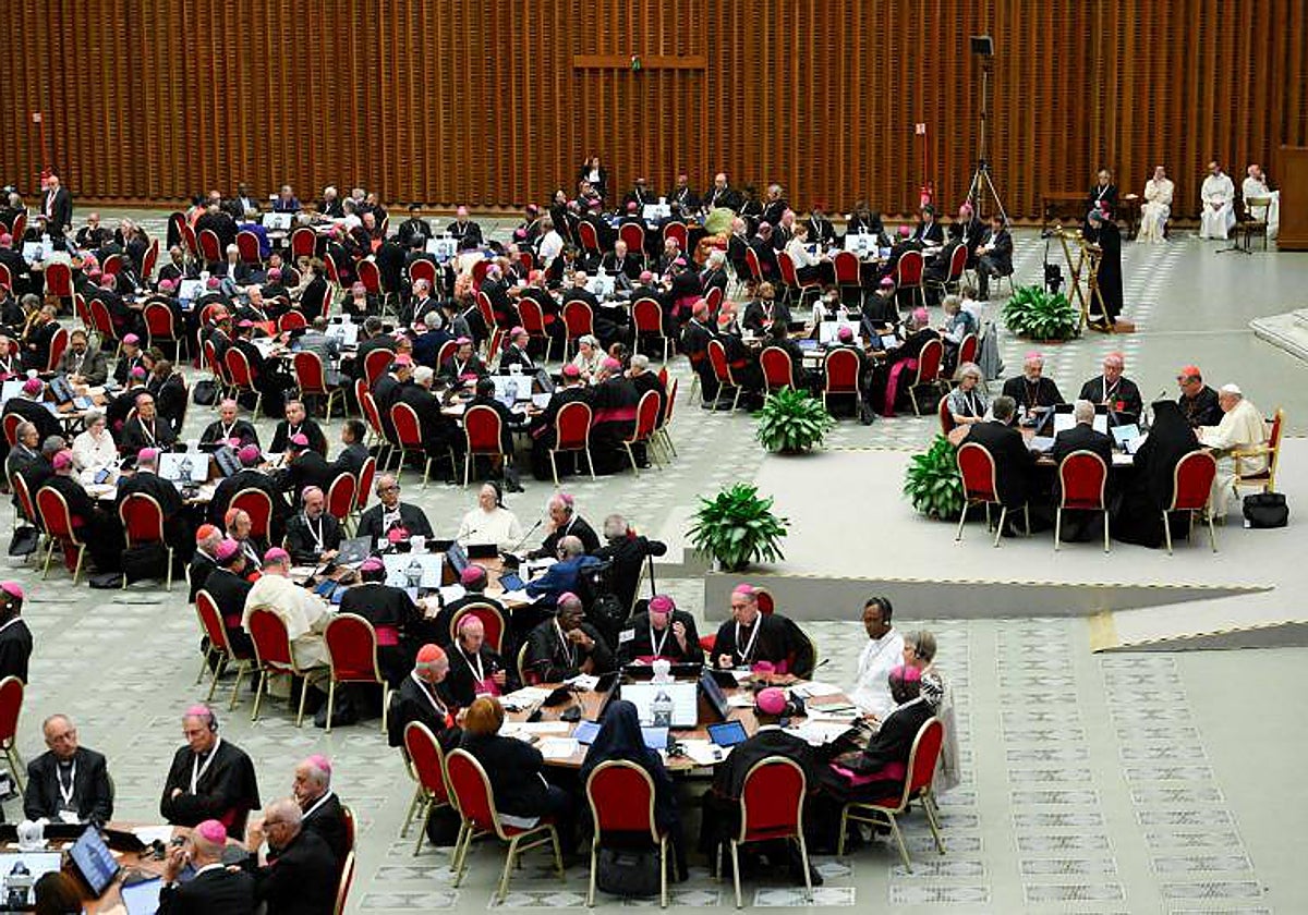 Los participantes en el Sínodo de la sinodalidad, a la derecha, la mesa del Papa