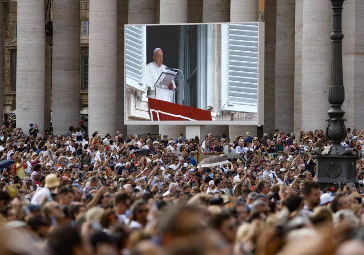 El Papa Francisco durante el Ángelus a través de una de las pantallas en la Plaza de San Pedro