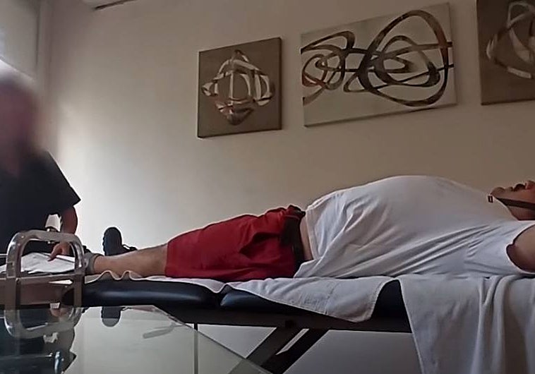 Captura de la cámara oculta en la que la pseudoterapeuta coloca los imanes a Fernando