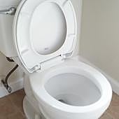 Un especialista da los trucos para dejar de ir al baño por las noches: así puedes evitar despertarte mientras duermes