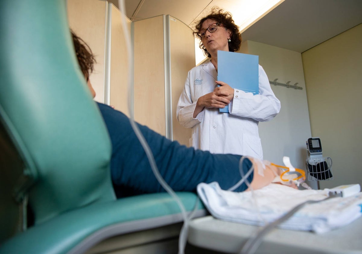 Una paciente de cáncer durante una sesión de quimioterapia