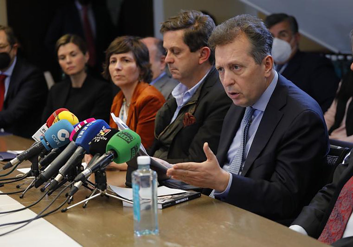 Javier Cremades (en primer plano), en abril de 2022 durante  en la presentación del equipo creado para la investigación. Al fondo, con mascarilla, Alfredo Dagnino