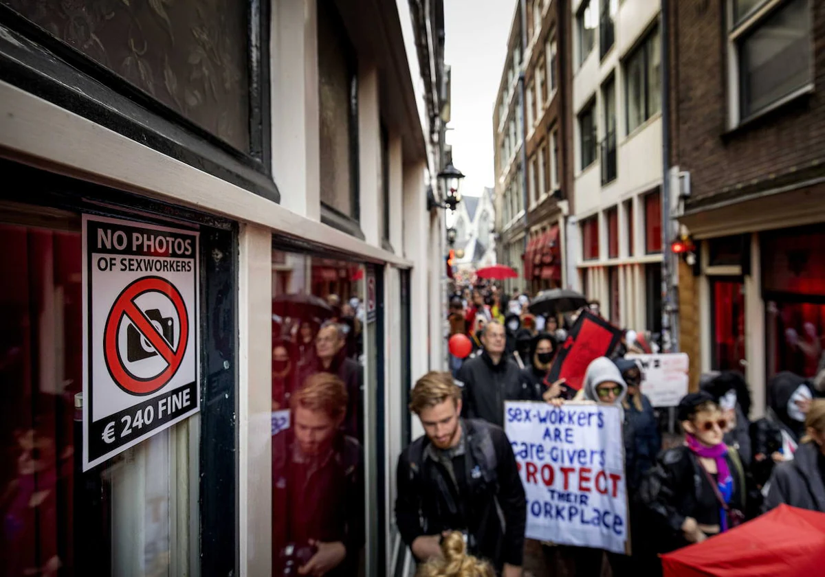 Las prostitutas vuelven a tomar las calles por el intento de trasladar el  Barrio Rojo de Ámsterdam a los suburbios