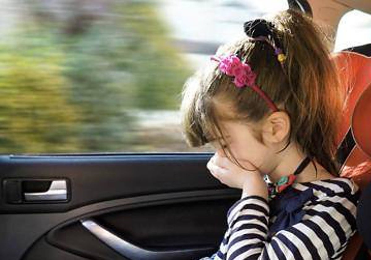 Niña con síntomas de mareo en el coche