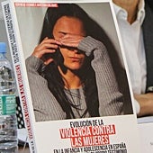 Imagen - El agresor adopta una posición de poder respecto a su pareja. Y le pide alejarse de los demás: «No te juntes con chicos», «no te dejo hablar con tus amigos», «sal de tal grupo de chicas...».