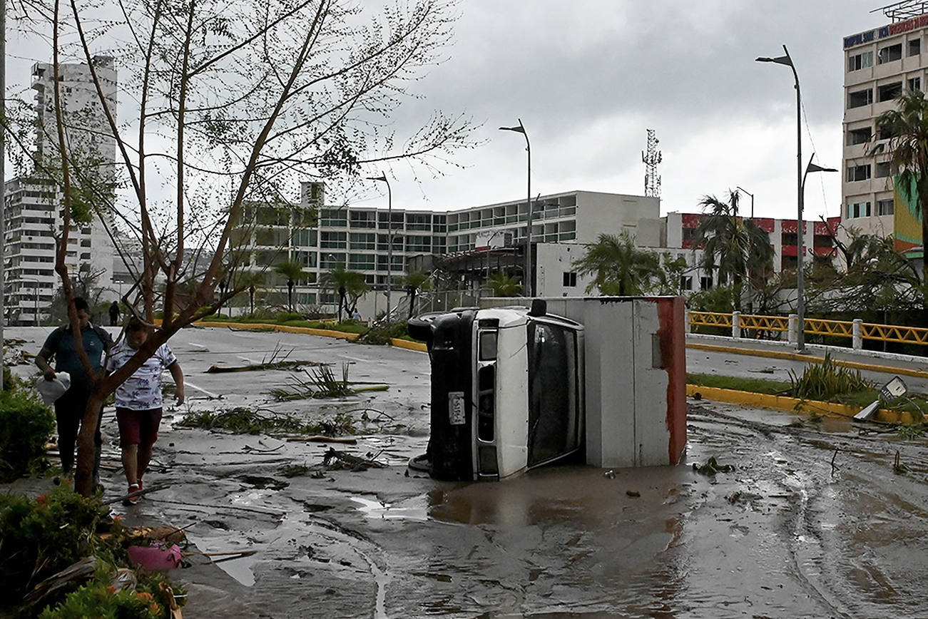 Varias calles se han quedado intransitables tras el paso del huracán Otis