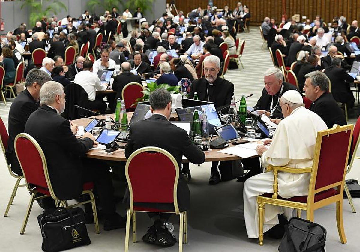 Los participantes en el sínodo, con la mesa del Papa en un primer plano