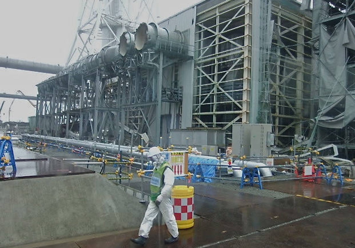 Un trabajador frente a la central de Fukushima, en una imagen de archivo