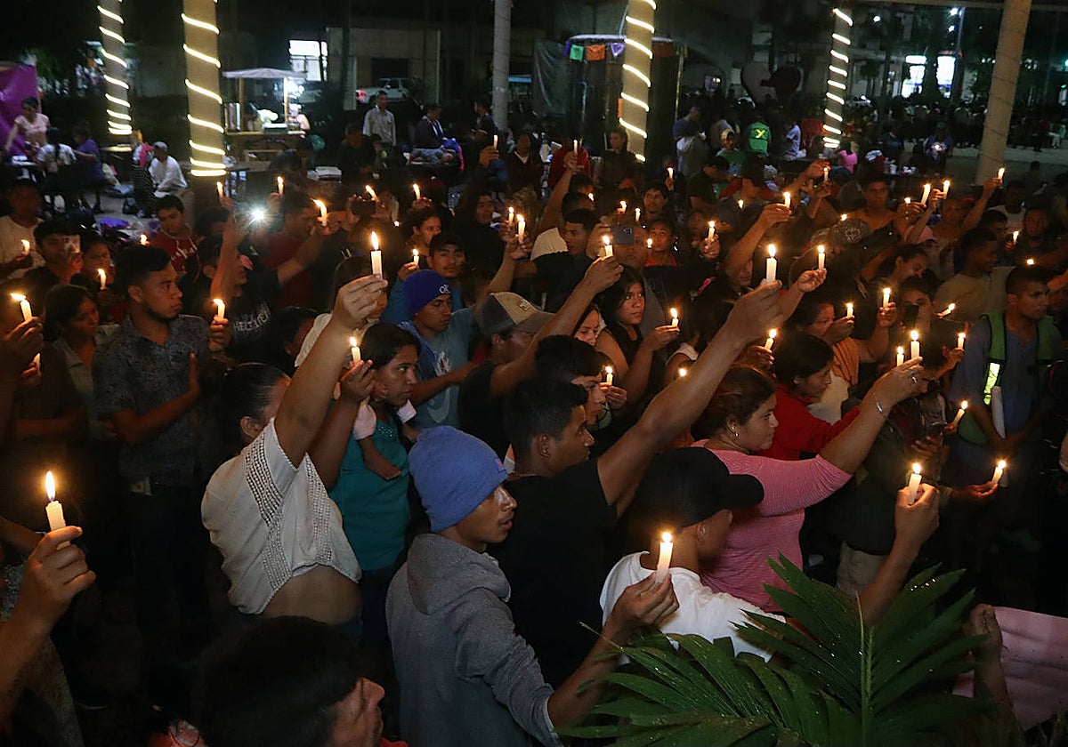 Migrantes realizan una vigilia en solidaridad con las victimas del huracán Otis