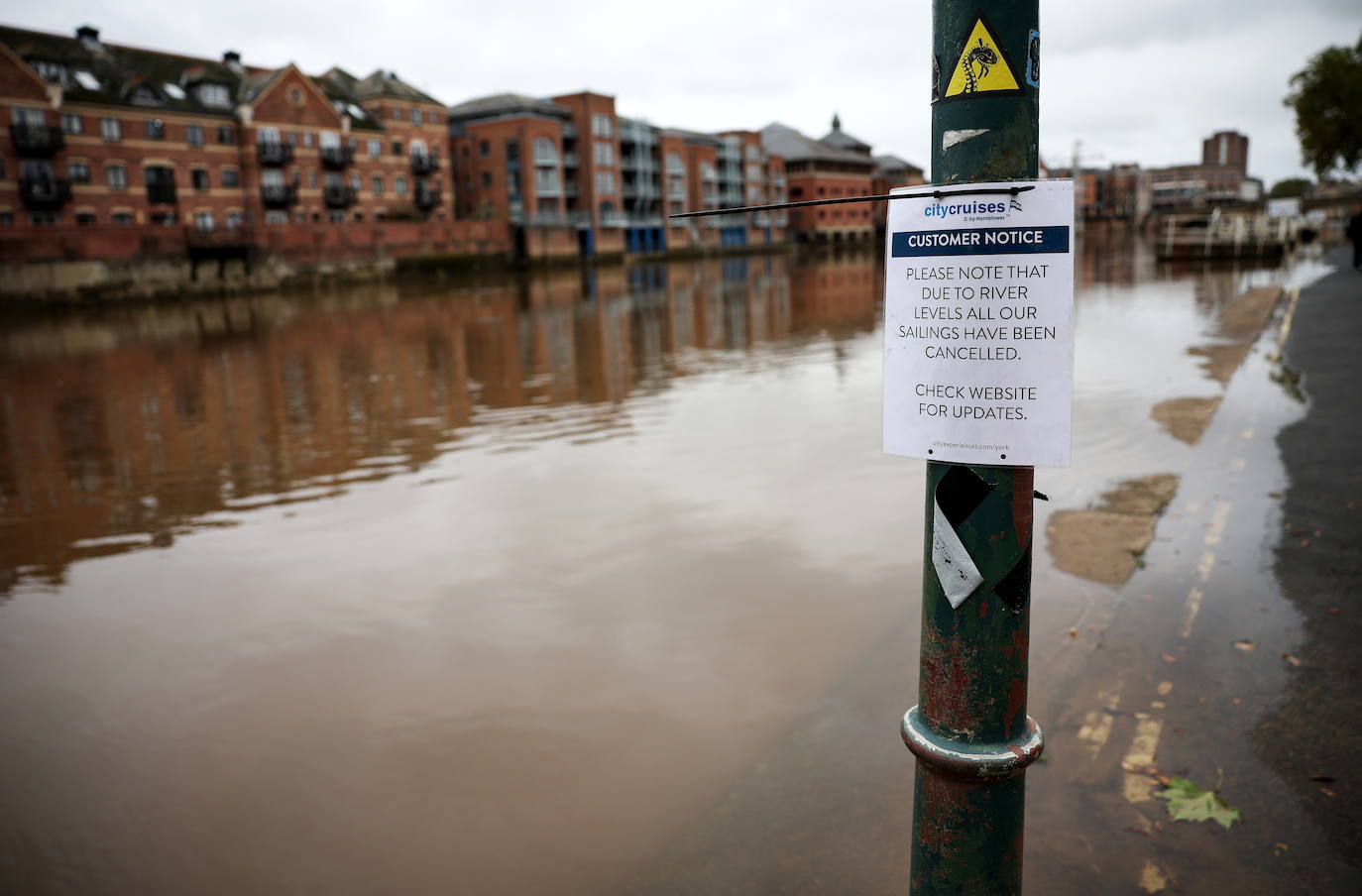 Un cartel advierte de la cancelación de cruceros fluviales debido al alto nivel de las aguas en York, Gran Bretaña