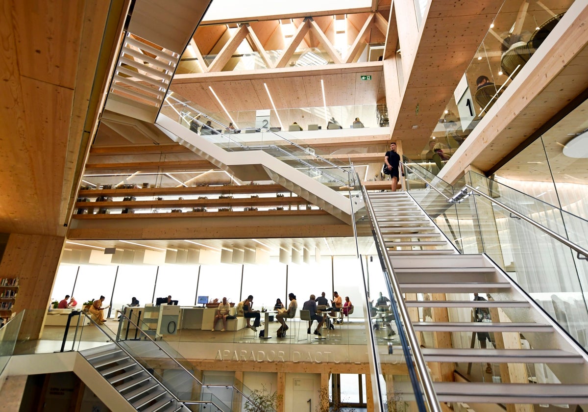 Las bibliotecas catalanas, como ésta en Barcelona, tienen que tener un trato igualitario entre el catalán y el castellano en los nuevos ejemplares que adquieran