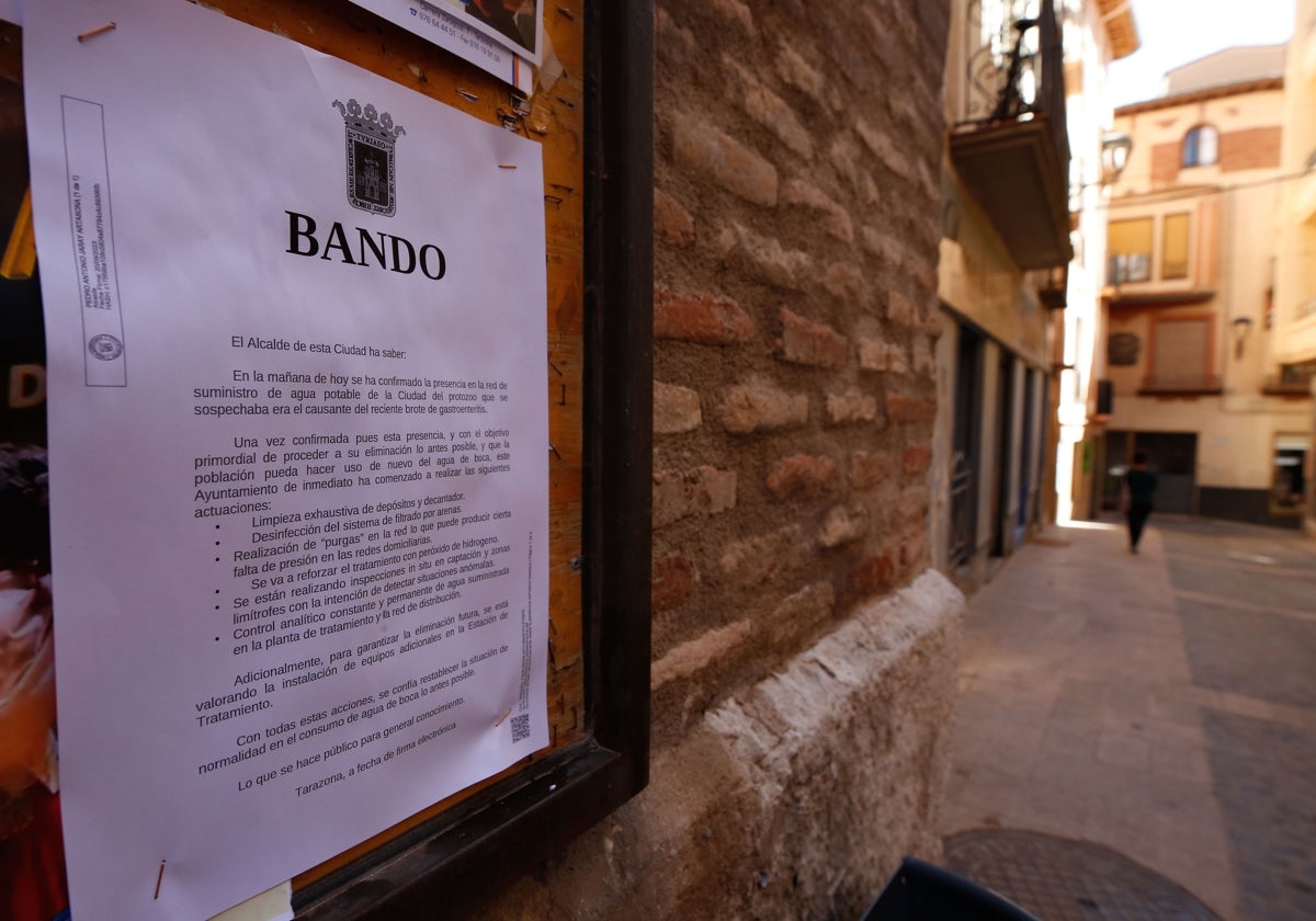 Los carteles con el bando municipal se van a quitar desde hoy jueves, cuando se levantan las restricciones tras casi dos meses