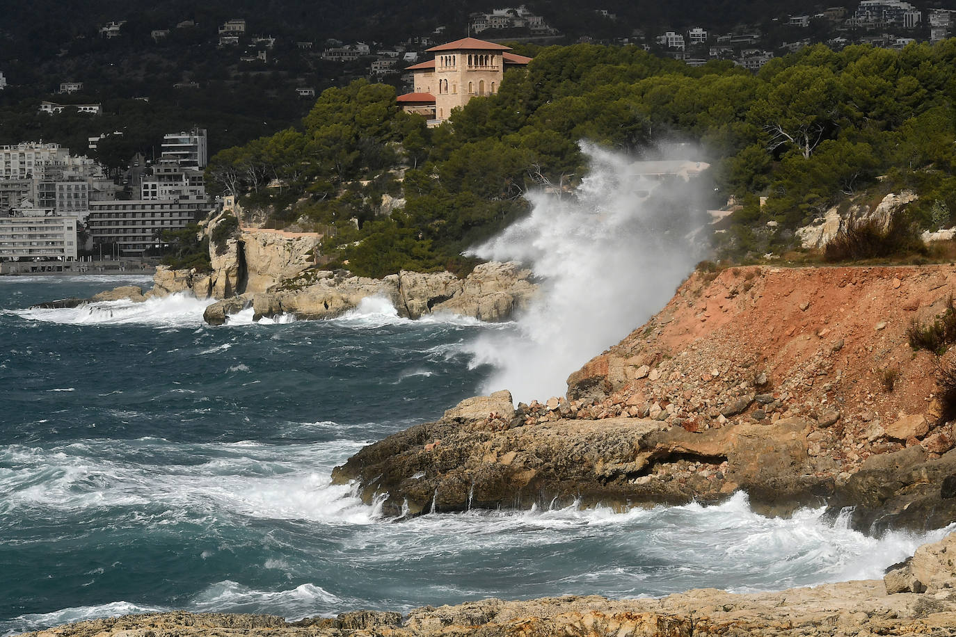Temporal de viento en Mallorca, vista desde Porto Pi con el Palacio de Marivent al fondo
