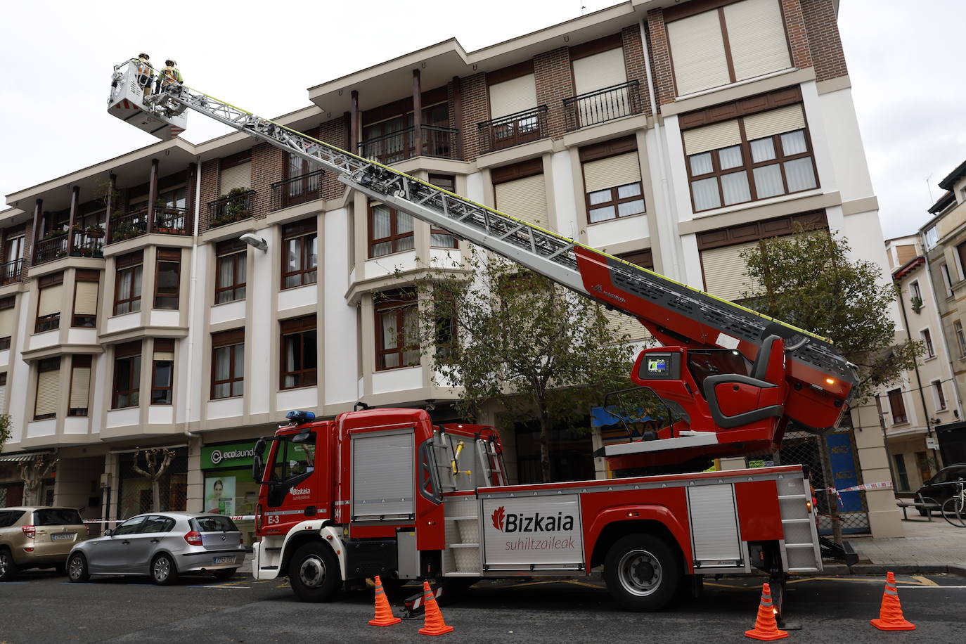 Una unidad de bomberos de Bizkaia trabaja este jueves en los desprendimientos que el viento ha provocado en un edificio de viviendas en Getxo (Bizkaia) al paso de la borrasca Ciaran