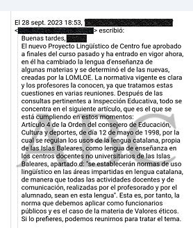 Imagen secundaria 2 - Arriba, Roberto posa en la entrada del IES Calvià (Mallorca)donde estudian sus hijos. Abajo, a la izq., una profesora del instituto público de Calvià se niega a corregir las tareas de su asignatura de Valores Éticos si están escritos en castellano. La advertencia se hizo a los chavales de 4º de ESO y a través de un mensaje a los dispositivos electrónicos. A la dcha., el director del IES Calvià justificó a Roberto que no se evaluara el trabajo de su hijo por no estar en catalán: «La normativa vigente es clara y los profesores la conocen». «Es la norma que debemos aplicar como funcionarios públicos».