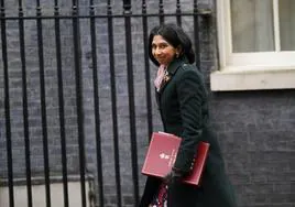 Polémica en Reino Unido después de que su ministra del Interior asegure que vivir en la calle es una «opción de estilo de vida»