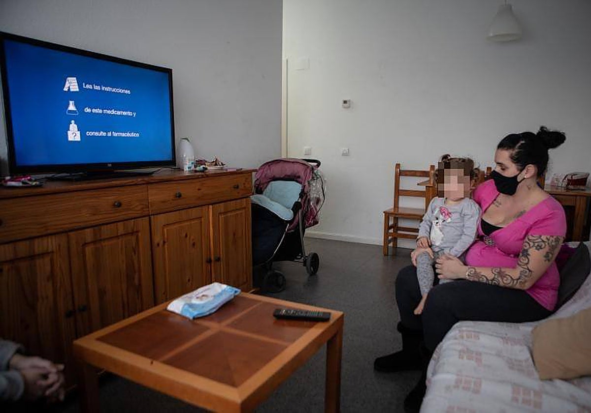 Una usuaria, junto con su hija, de una de las viviendas tuteladas promovidas por Cáritas