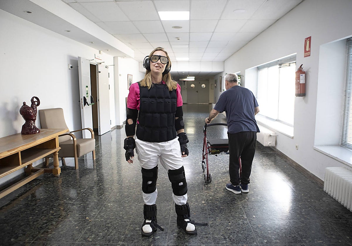 Gema Postigo, fisioterapeuta de la Residencia Reina Sofía, con el traje de envejecimiento