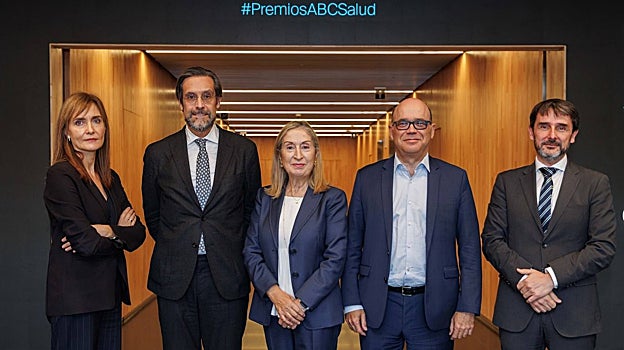 Jurado de los premios ABC Salud. De izqda. a dcha, Nuria Ramírez de Castro, Federico de Montalvo, Ana Pastor, Javier Urzay y Cristóbal Belda. Participaron también Beatriz Domínguez y Tomás Cobo