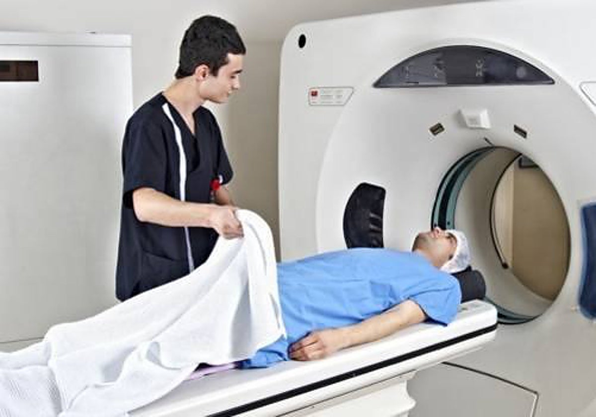 Un joven se somete a un TAC en un hospital
