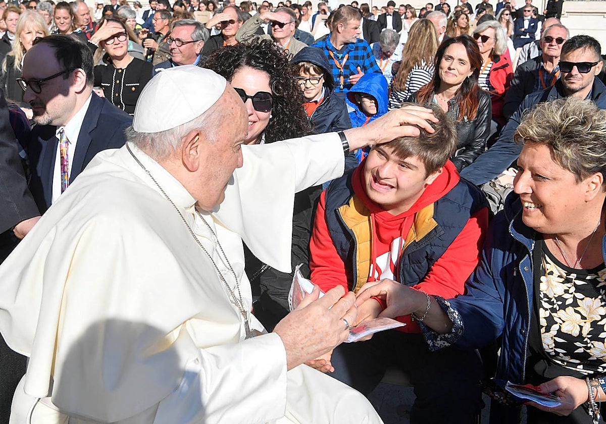 El Papa Francisco saluda a la gente durante la audiencia general semanal