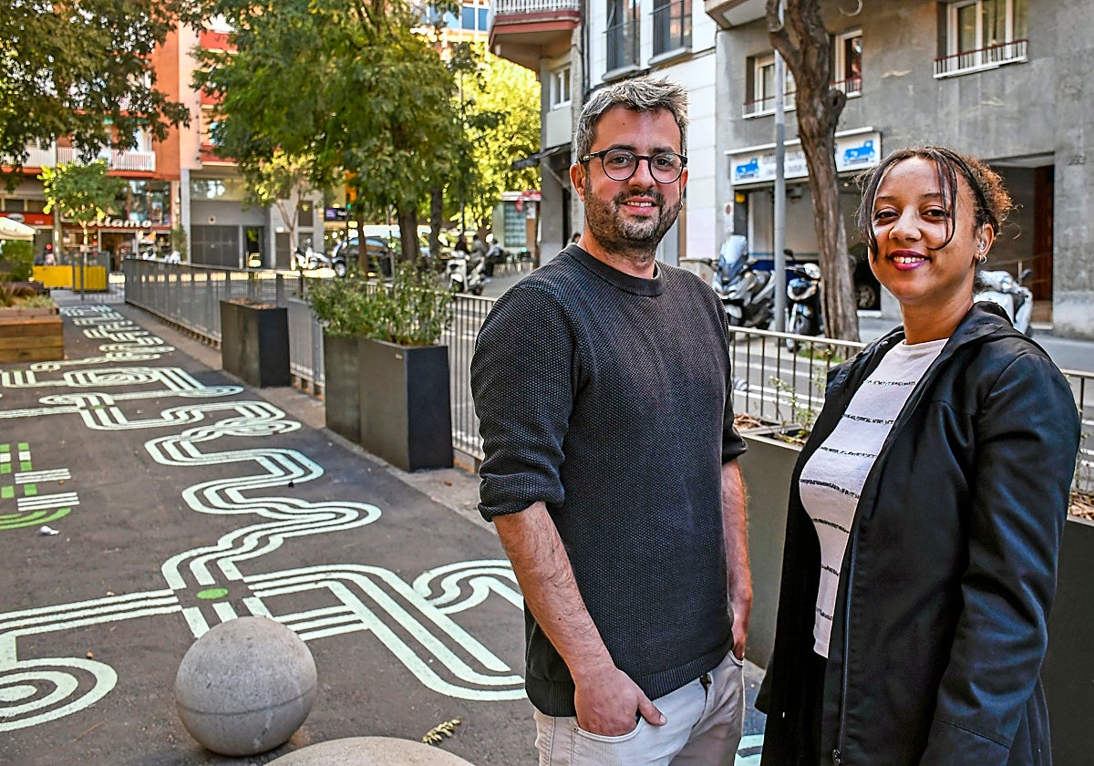 Andreu y Andrea, dos de los protagonistas sordos del documental que se estrena el próximo 18 de noviembre 'Apuntes en blanco'