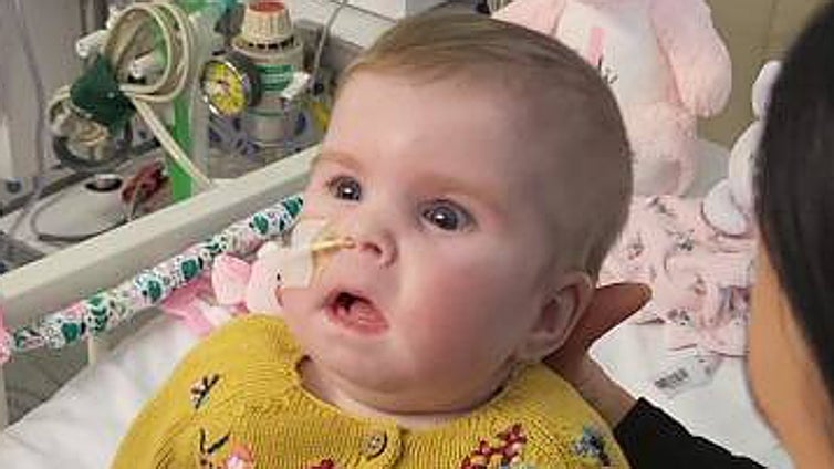 La justicia británica impide a los padres que su bebé con una enfermedad incurable muera en casa