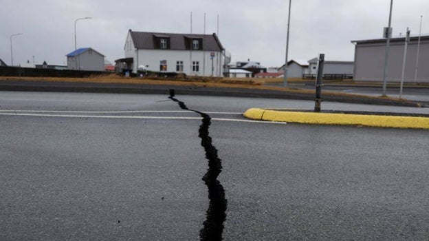 Una de las calles de Grindavik, donde se puede ver la carretera dañada por la fisura