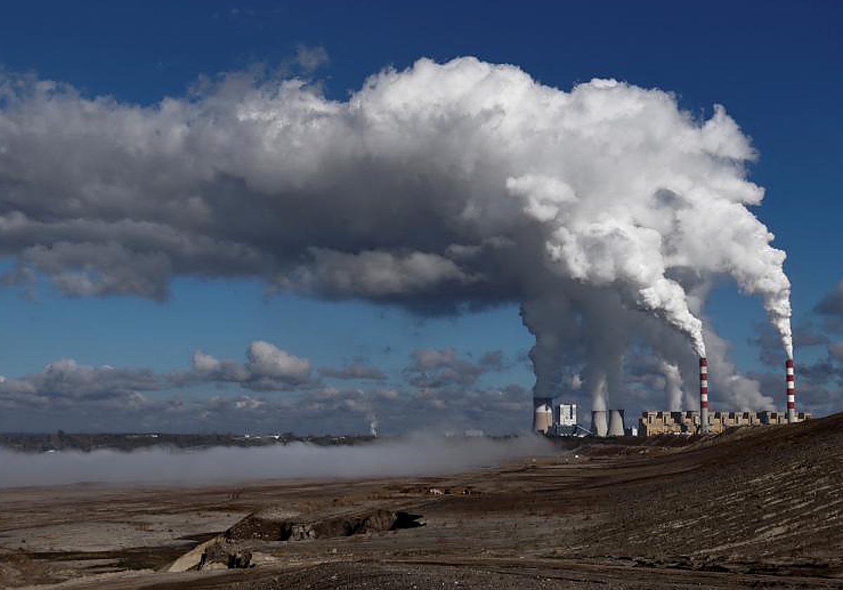 Nubes de humo y vapor desde la central de carbón de Belchatow, Polonia