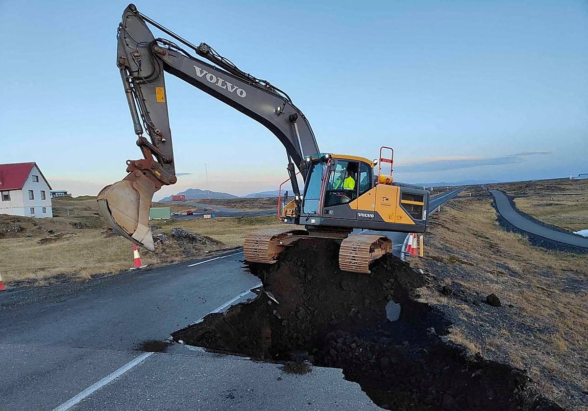 Los equipos de reparación han comenzado a trabajar después de que aparecieran grietas debido a la actividad volcánica