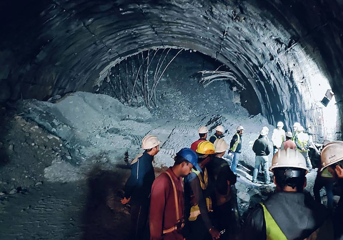 Los equipos de rescate se reúnen en el lugar del derrumbamiento del túnel en el distrito indio de Uttarkashi