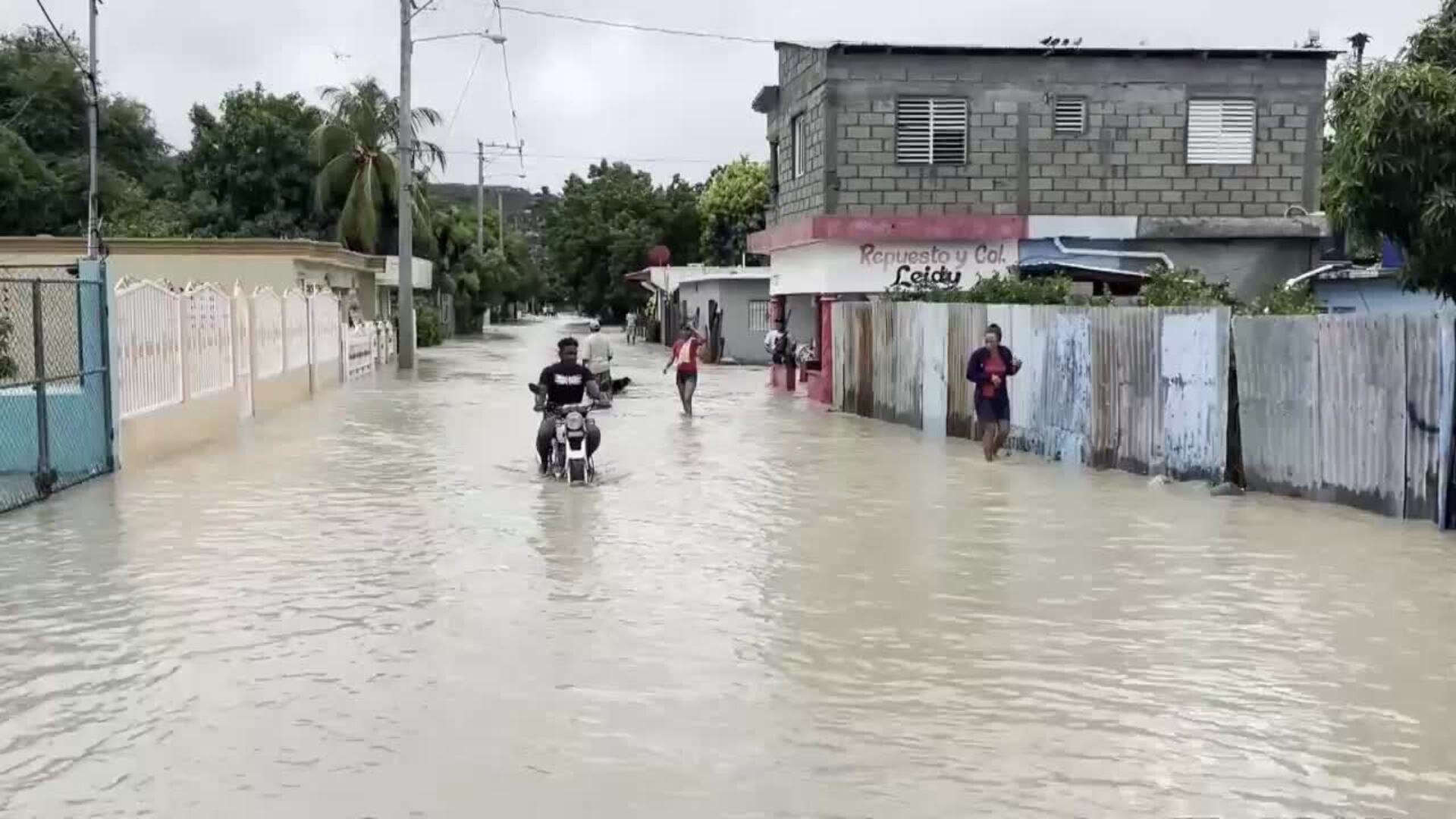 Las lluvias dejan un desaparecido y cientos de desplazados en República Dominicana