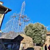 La guerra por el árbol de Navidad más alto se desata por toda España: de Vigo a Badalona pasando por Granada o un pueblo de Cantabria