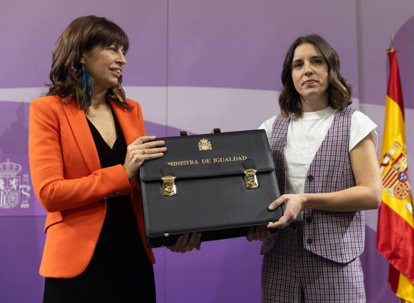 Irene Montero entrega Igualdad a Ana Redondo: «Ten valentía para incomodar a los amigos de 50 años de Pedro Sánchez. Él nos echa del Gobierno»