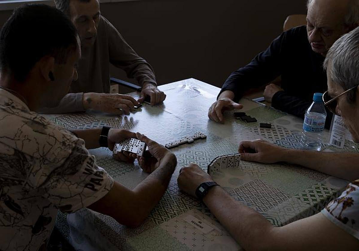 Un grupo de ancianos jugando al dominó