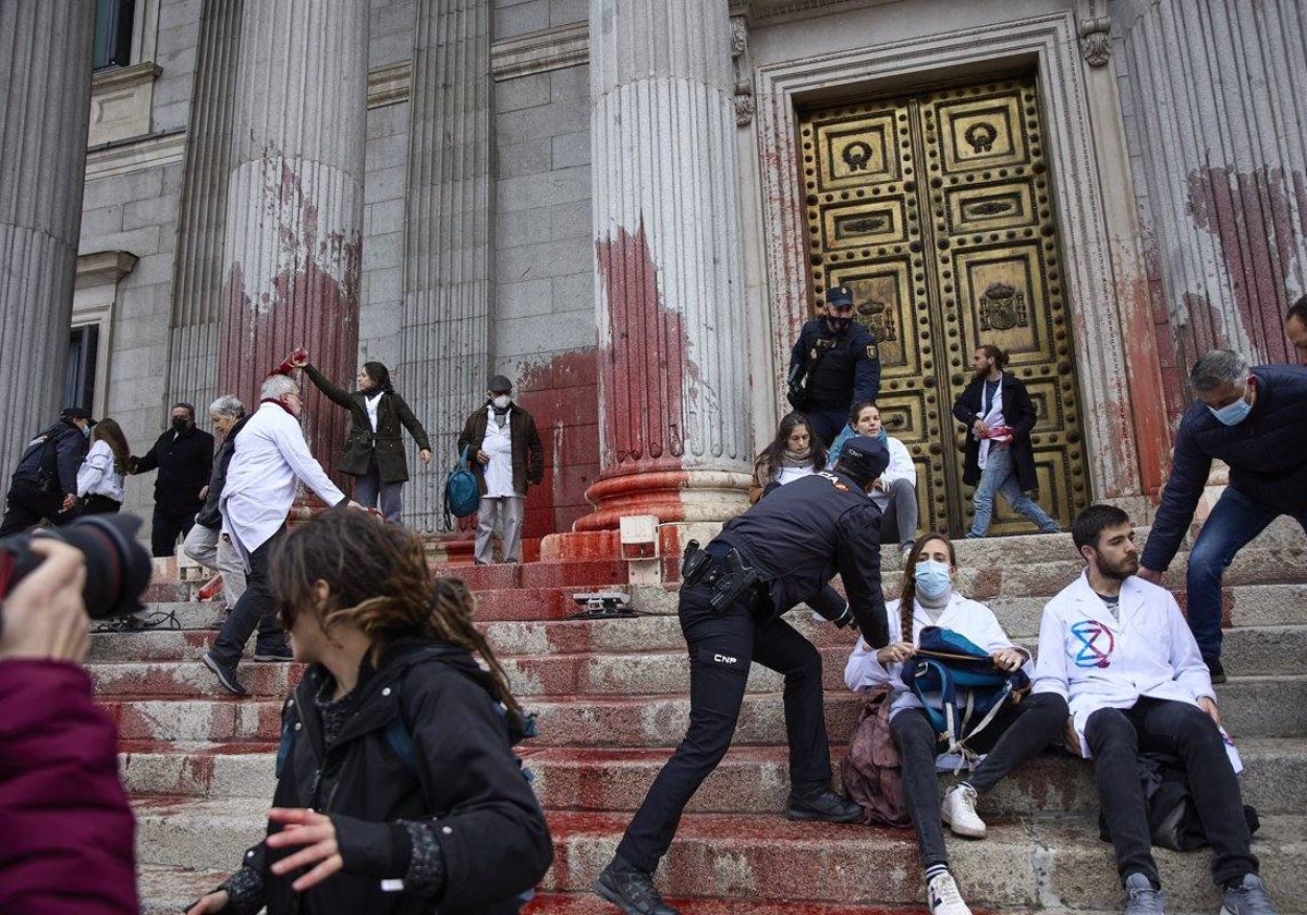 Quince activistas arrojaron pintura roja en la fachada del Congreso de los Diputados el 6 de abril de 2022