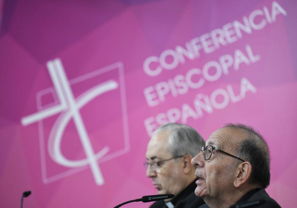 El secretario de la Conferencia Episcopal, César García Magán, y su presidente, Juan José Omella, en una rueda de prensa el pasado octubre