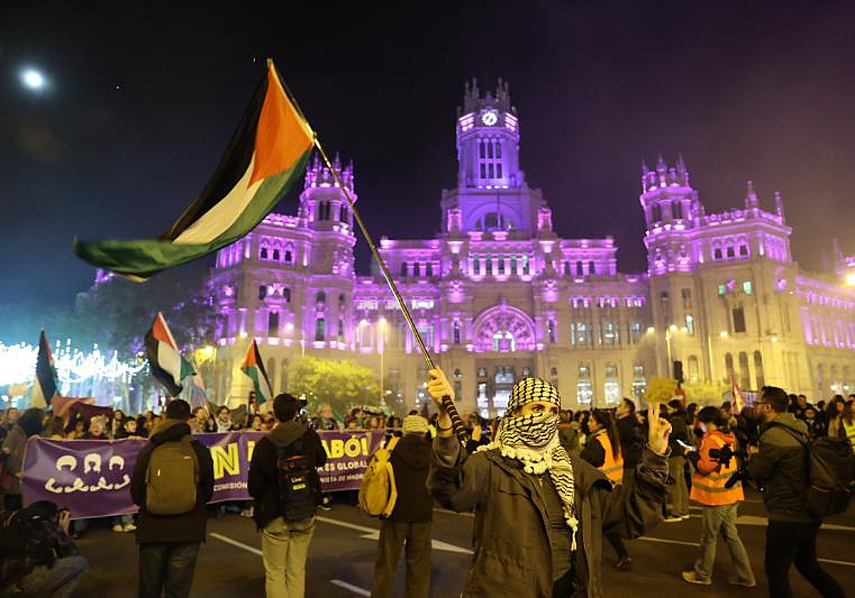 La manifestación feminista a su paso por el ayuntamiento de Madrid