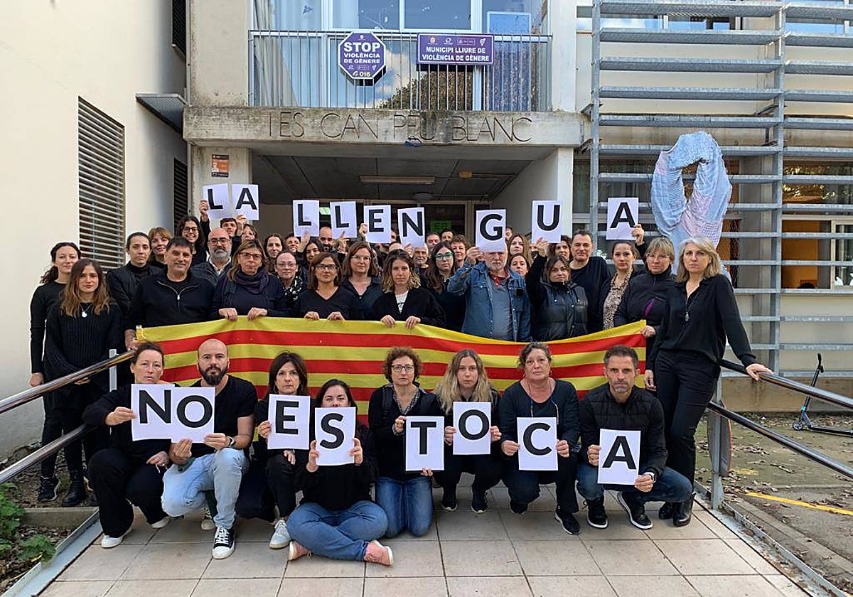 Docentes de un centro balear visten de luto con el lema «La lengua no se toca»