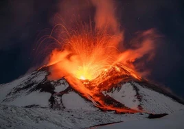 Una lluvia de fuego sobre la nieve: las espectaculares imágenes de la erupción del Etna