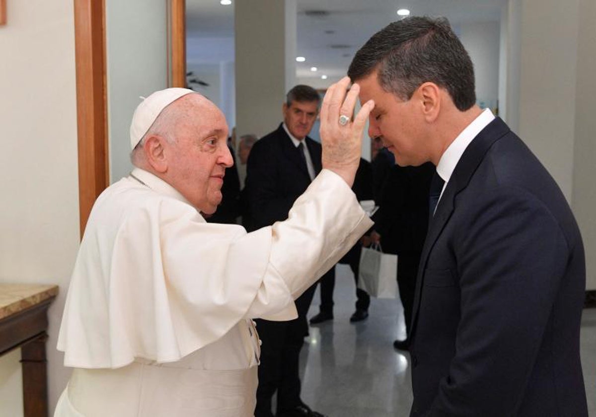 El Papa con el presidente de Paraguay, Santiago Pena, este lunes, en su primer acto tras suspender la agenda por «inflamación pulmonar»